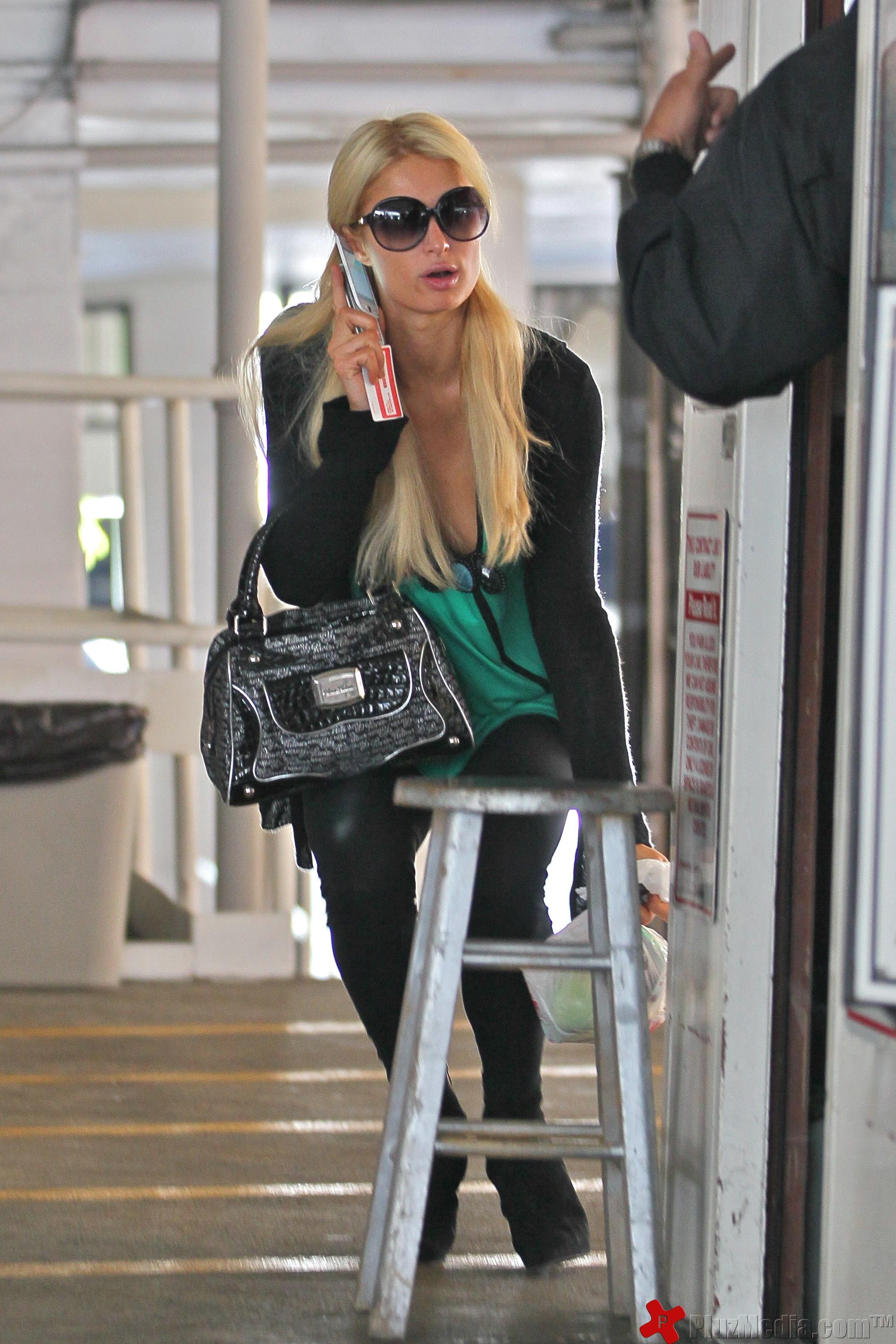 Paris Hilton picks up her car & driving away from a medical centre - Photos | Picture 96728